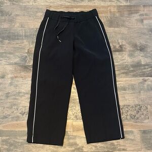 Lululemon On The Right Track Womens Pants Black Loose Capris  Sz 4 Hemmed 22”